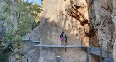 La antigua presa del Escuriza ya es visitable con las pasarelas instaladas en el congosto.